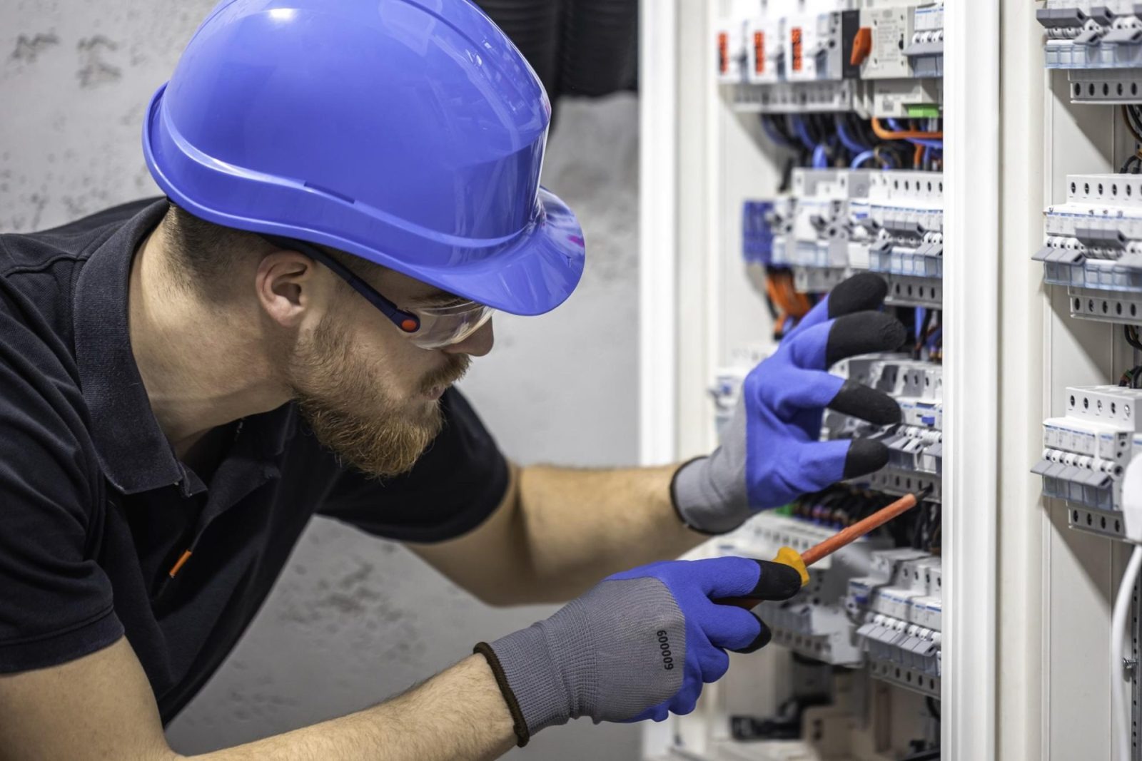 Bricoleur fixant une étagère murale